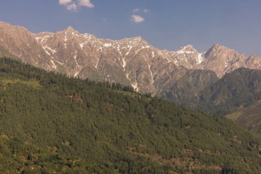 Hindistan 'ın Himachal Pradesh eyaletindeki Vashisht köyünden Kullu Vadisi manzarası. Yüksek kalite fotoğraf