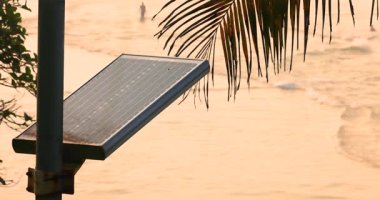 Okyanus yakınlarındaki güneş paneli, fotovoltaik, alternatif elektrik kaynağı - sürdürülebilir kaynaklar kavramı ekoloji güneş enerjisi enerji paneli yüksek kaliteli 4k görüntü