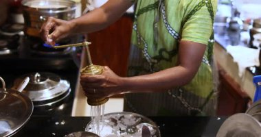 Diyappam pişirme işlemi, indiappa noolputtu noolappam veya ottu shavige olarak da bilinir, Hint devletlerinden gelen bir pirinç eriştesidir. Yüksek kalite 4k görüntü