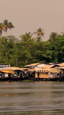 Alleppey 'deki Kanallar boyunca yüzen ev, hava manzarası, Kerala, Hindistan. Alleppey 'deki yüzen evler. Seyahat, tatil konsepti. Yüksek kalite 4k görüntü