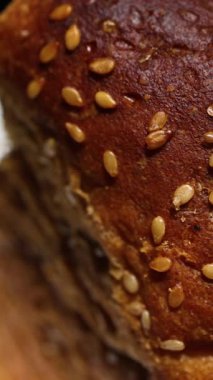 Chia tohumu ve keten tohumu ile çoklu tahıllı Artisan Ekmek. Yüksek kalite 4k görüntü