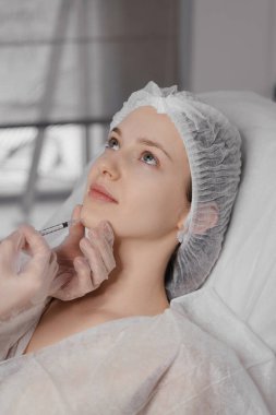 Estetik cerrahi. Güzellik Kliniğinde Botoks yaptıran genç bir kadın. Yüksek kalite fotoğraf