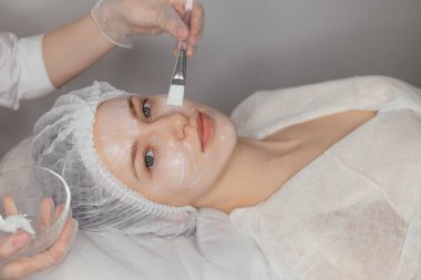 Yüz estetiği için kozmetik tedaviden önce krem sürme prosedürü. Yüksek kalite 4k görüntü