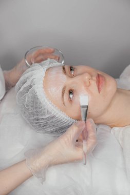 Yüz estetiği için kozmetik tedaviden önce krem sürme prosedürü. Yüksek kalite 4k görüntü