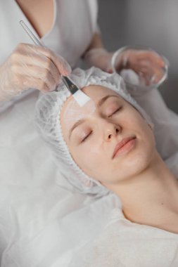 Yüz estetiği için kozmetik tedaviden önce krem sürme prosedürü. Yüksek kalite 4k görüntü