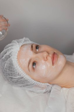 Yüz estetiği için kozmetik tedaviden önce krem sürme prosedürü. Yüksek kalite 4k görüntü