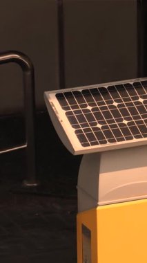 Sokakta küçük bir güneş paneli. Yüksek kalite 4k görüntü