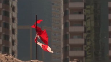 İnşaat sahasında kırmızı bayrak bulunan metal tetkik işareti vakıf çalışmalarını gösteriyor. Yüksek kalite 4k görüntü