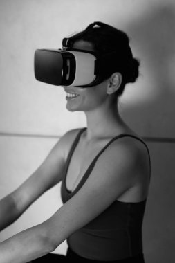 Güzel kız dijital evrende meditasyon yapıyor. Geleceğin sporu. Yenilikler. Sanal gerçeklik. VR gözlükleri. Yüksek kalite fotoğraf