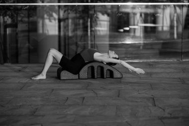 Fit kadın dışarıda yay fıçısında pilates yapıyor. Yüksek kalite fotoğraf