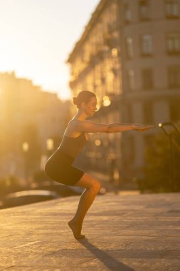 Kadın çalışan öğle yemeği yemek yerine ofis yakınında spor egzersizleri yapıyor. Spor arası. Şehre. - Evet. Yüksek kalite fotoğraf