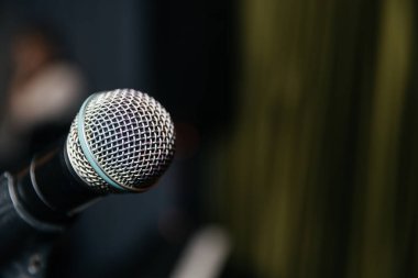 Gazeteciler için bulanık ışık arkaplan salonuna sahip mikrofon yeni ya da halka açık konuşma ya da gazeteci röportajı ya da konuşma performansı yayınlama medyası canlı konuşma arkaplanı kavramlarını bildirmektedir. Yüksek kalite fotoğraf