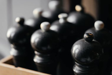 Tuz ve biberlik. Masadaki tuzluk ve biberlikler ve bulanık arka plan. Mutfağın içi. Tuzlu biberlikler. - Evet. Yüksek kalite fotoğraf