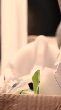 Plastik ve diğer atıklar bir çöp konteynırında. Plastik ve atık geri dönüşümü kavramı. Yüksek kalite 4k görüntü