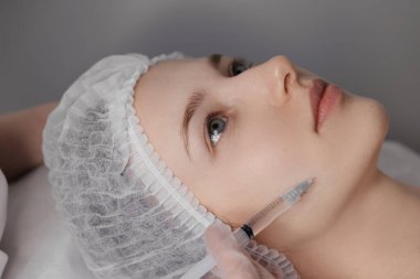 Yetenekli profesyoneller ileri teknikler kullanarak kesin enjeksiyonlar yaparlar. Güzellik klinikleri, sağlık merkezleri ve tıbbi estetik içerik için ideal. Yüksek kalite 4k görüntü