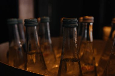 Lokantanın sıcak ışığında evdeki büfede demir tıkaçlı cam şişeler. Yüksek kalite fotoğraf