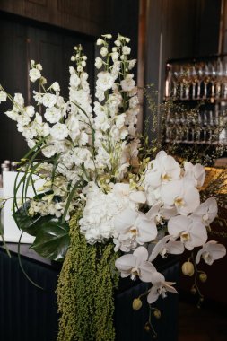 Lokantanın sıcak ışığında evdeki büfede demir tıkaçlı cam şişeler. Yüksek kalite fotoğraf