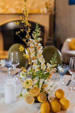 Restoranda beyaz orkideler ve diğer beyaz çiçeklerin olduğu bir olay. Restoran tasarımı. Yüksek kalite fotoğraf