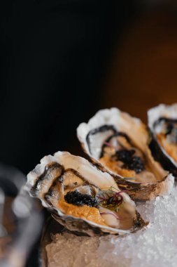 İçinde fazladan doldurulmuş istiridye seti. Bir restoranda sofistike bir dekor. Yüksek kalite fotoğraf