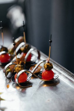 Domates ve peynirden yapılan aperatifler kaliteli bir restoranda kaşık şeklinde servis ediliyor. Yüksek kalite fotoğraf