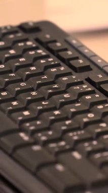 Üzerinde İngiliz tasarımı olan tozlu siyah plastik bir klavye. Yüksek kalite 4k görüntü