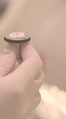 Tıbbi bir laboratuarda insan biyomalzemesi toplamak ve analiz etmek için kullanılan bir cihaza tıbbi jel uygulanır. Malzeme tıbbi cam kaydırağında duruyor.. 