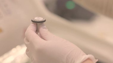 Tıbbi bir laboratuarda insan biyomalzemesi toplamak ve analiz etmek için kullanılan bir cihaza tıbbi jel uygulanır. Malzeme tıbbi cam kaydırağında duruyor.. 