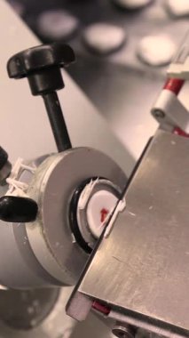 Kriyostat mikrotomunun döngüsel hareketi hızlı ameliyat içi histoloji için donmuş dokuyu kesiyor. Mikroskobik inceleme için ultra ince bölümlerin hazırlanması. Yüksek kalite 4k görüntü