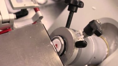 Kriyostat mikrotomunun döngüsel hareketi hızlı ameliyat içi histoloji için donmuş dokuyu kesiyor. Mikroskobik inceleme için ultra ince bölümlerin hazırlanması. Yüksek kalite 4k görüntü