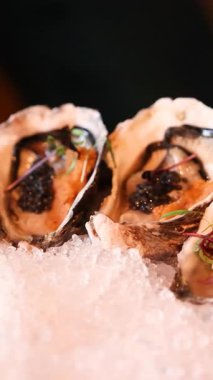 İçinde fazladan doldurulmuş istiridye seti. Bir restoranda sofistike bir dekor. Yüksek kalite fotoğraf