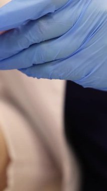 Lastik eldivenli yüksek lisans araştırmacıları laboratuarda elektron mikroskobu altında analiz için biyomateryal içeren bir örnek slaytı inceliyorlar. Modern bilim ve biyomedikal araştırma sahnesi. Yüksek kalite 4k görüntü
