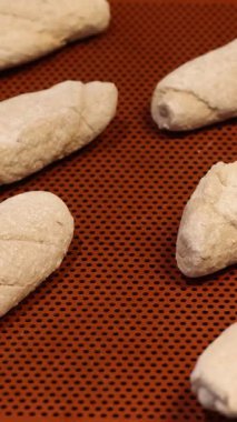 Geleneksel Fransız ekmeği hamuru Paris 'teki bir fırında dinleniyor. Pişirmeden önce klasik ekmek hazırlığı. Otantik Avrupa pastanesi ortamında zanaatkarlık. Yüksek kalite 4k görüntü