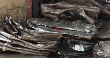 Teneke ve çelik yemek kutuları. Metal Kutular Geri Dönüşüm. Alüminyumu geri dönüştür. Yüksek kalite 4k görüntü