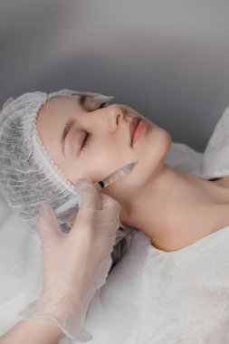 Gelişmiş teknikler kullanan uzman enjektörler. Güzellik ve sağlık içeriği için ideal yüksek kaliteli fotoğraf.