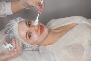 Yüz estetiği için kozmetik tedaviden önce krem sürme prosedürü. Yüksek kalite 4k görüntü