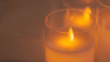 İki sıcak lamba ya da mum çevre ışıklarında hafifçe parlıyor. Rahat ve rahatlatıcı bir atmosfer. Ev dekorasyonu, rahatlama ya da iç dekorasyon için mükemmel. Yüksek kalite 4k görüntü
