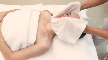 Yüzünde sıcak havlu, uzman iğneleri çok hassas. Güzellik için ideal 