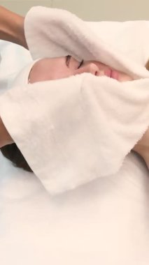 Yüzünde sıcak havlu, uzman iğneleri çok hassas. Güzellik için ideal 