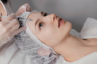 Gelişmiş teknikler kullanan uzman enjektörler. Güzellik ve sağlık içeriği için ideal yüksek kaliteli fotoğraf.