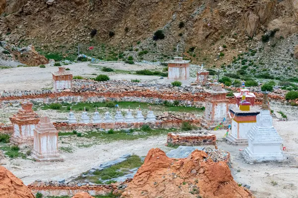 Tibet 'in uzak dağlık bölgelerindeki isimsiz tapınak kompleksi. Dağlarla çevrili gizemli ruhani mimari ve kutsal sessizlik. Yüksek kalite fotoğraf