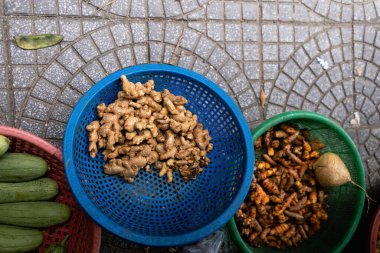 Açık hava Asya gıda pazarında taze zencefil ve plastik kaselerde kabak. Geleneksel bir sokak pazarında sergilenen doğal çiftlik sebzeleri. Yüksek kalite fotoğraf