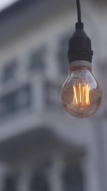 Eski tip ampuller sarı parıltıyı yakar. Nadir ve stilize aydınlatıcı ekipman, romantik ve dramatik manzara. Yüksek kalite 4k görüntü