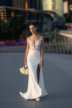 Güzel Gelin Moda portresi, Arap tarzı iç mekânında dantelli ve kristalli bir gelinlik içinde. Esmer, mutlu bir kadın gelinlik giyer. Düğün makyajı ve saç stili ile. Yeni evli. Yüksek kalite fotoğraf