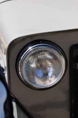  Önündeki yolu aydınlatmak için bir aracın önüne lamba bağlanmış. Lamba kamyonları yuvarlak ve dolaşım halindedir. Dairesel araba farları eski tarz klasik tarzdadır. - Evet. Yüksek kalite fotoğraf