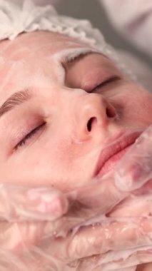 Modern bir salonda profesyonel bir yüz masajı, derin temizlik ve cilt tazeleme. Lüks cilt bakımı ve güzellik reklamınızı geliştirmek için ideal. Yüksek kalite 4k görüntü