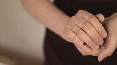 Çömlekçilik sırasında kadın elinin kilden bir top oluşturması. El işi, el yapımı sanat ve geleneksel seramik tekniklerle dokunsal bağlantı. Yüksek kalite 4k görüntü
