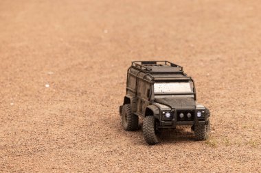 Kum üzerinde gerçekçi model jipleri olan heyecanlı bir RC araba hobisi. Araç eğlencesi, radyo kontrol tutkusu ve açık hava yarışı. Minyatür jiplere benziyor. Yüksek kalite fotoğraf
