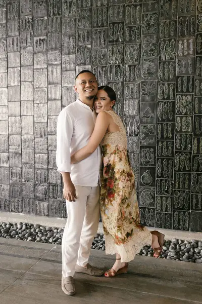 Irklar arası aşk yaşayan bir çiftin romantik yakın çekimi. Koyu tenli Asyalı adam ve zarif elbiseli Avrupalı esmer kadın. Aşk ve birlik, sonsuza dek birlikte. Yüksek kalite fotoğraf