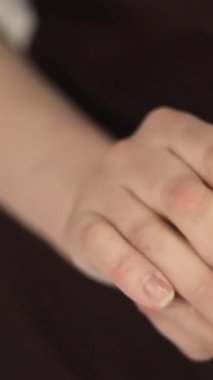 Çömlekçilik sırasında kadın elinin kilden bir top oluşturması. El işi, el yapımı sanat ve geleneksel seramik tekniklerle dokunsal bağlantı. Yüksek kalite 4k görüntü
