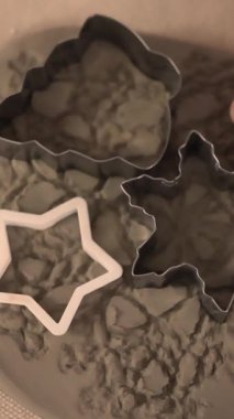 Sıcak bir çömlek atölyesinde kurabiye keskisi kullanarak seramik Noel süslemeleri yapmak. Tatilden önce yaratıcı kızlık zarı modu. El yapımı şenlik hazırlığının basit zevkleri. Yüksek kalite 4k görüntü